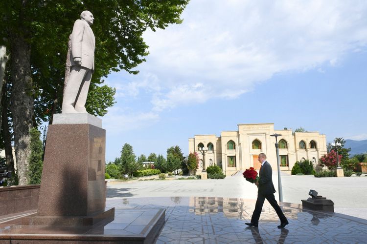 Президент Ильхам Алиев посетил памятник Гейдару Алиеву в Исмаиллы
