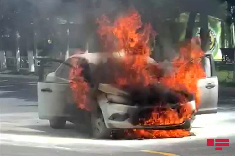 В Азербайджане два человека погибли, сгорев в автомобиле
