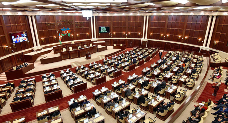 Парламент Азербайджана обсуждает госбюджет прошлого года
