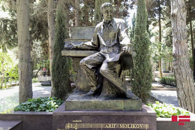 В Баку установили памятник Арифу Меликову

