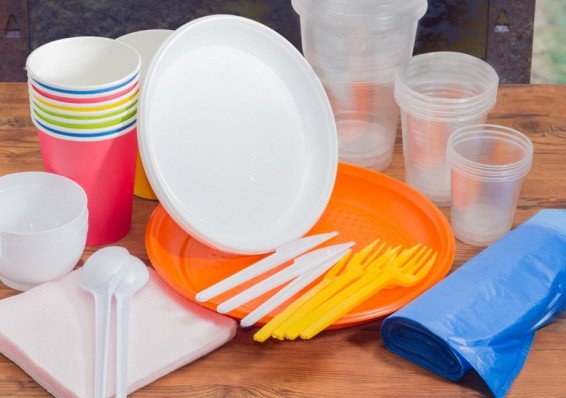 Испания планирует запретить одноразовую пластиковую посуду с 2021 года