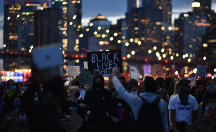 В Нью-Йорке продолжаются протесты, несмотря на комендантский час