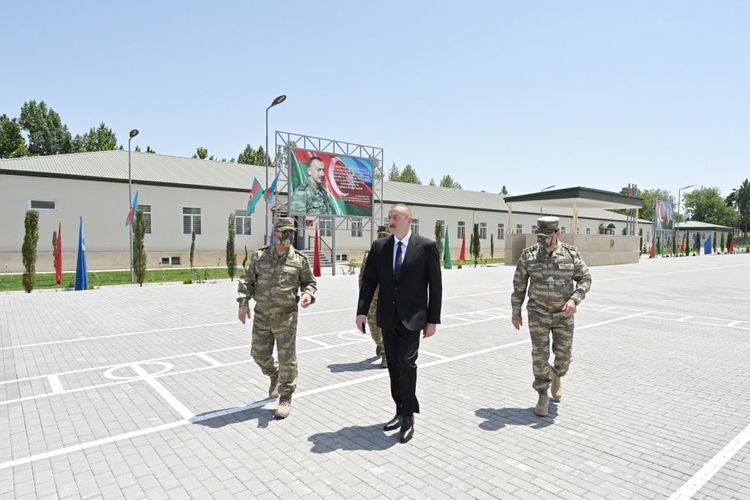 Президент Ильхам Алиев посетил воинскую часть в Агдаме