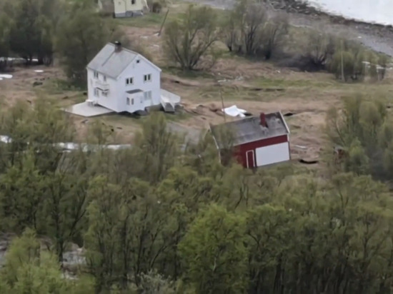 В Норвегии оползень унес в море 8 домов вместе с сушей - ВИДЕО