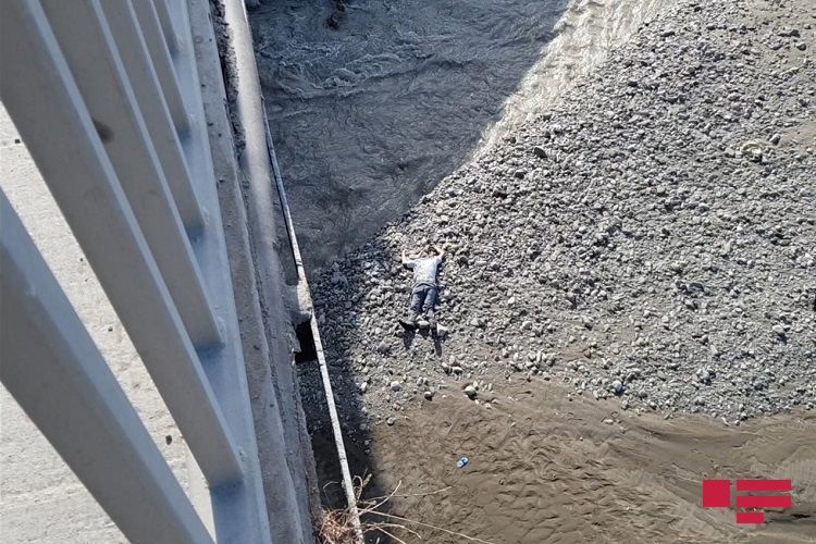 В Азербайджане мужчина бросился с моста в реку из-за долгов - ФОТО