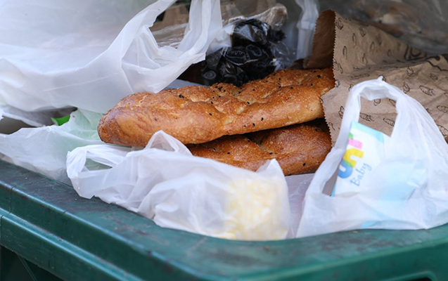 В Азербайджане накупили хлеба в «двухдневный Апокалипсис», а потом выбросили на помойку – ФОТОФАКТ