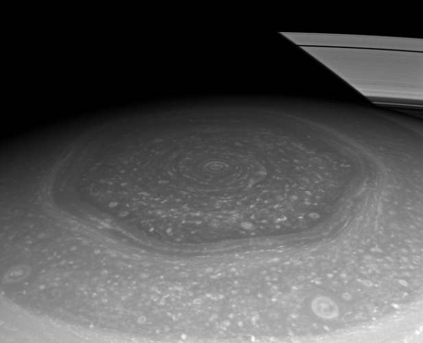 Ученые разгадали тайну загадочного шестиугольника на Сатурне - ФОТО