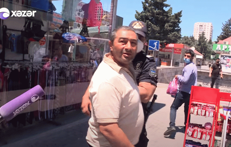 Житель Баку, сказав, что хочет умереть, напал на съемочную группу – ПСИХОЗ КОРОНАВИРУСА - ВИДЕО