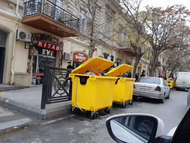 В Баку перед жилыми зданиями будут установлены мусорные контейнеры
