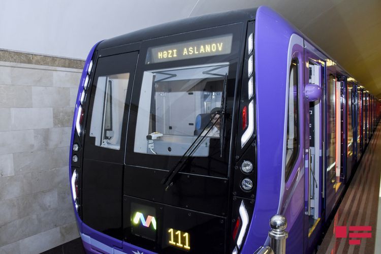 Число пассажиров Бакинского метрополитена уменьшилось на 43%
