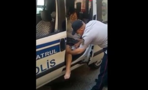 Сотрудники полиции в Баку омыли ноги пожилой женщине - ВИДЕО