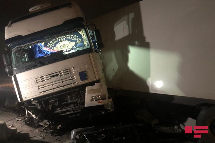 На шоссе Баку-Сумгайыт грузовик DAF совершил ДТП, есть пострадавший  - ФОТО