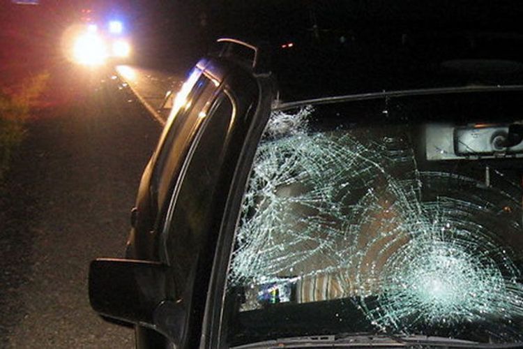В Хачмазе автомобиль сбил 2 пешеходов, один из них погиб на месте