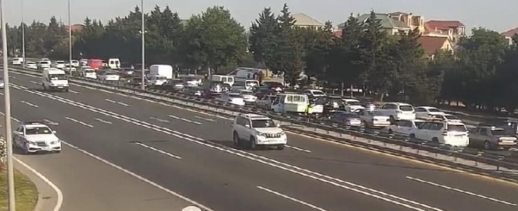 На центральном проспекте Баку образовался затор из-за ДТП
 - ФОТО