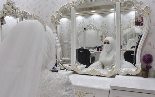 Медицинские маски стали частью свадебной моды в Турции