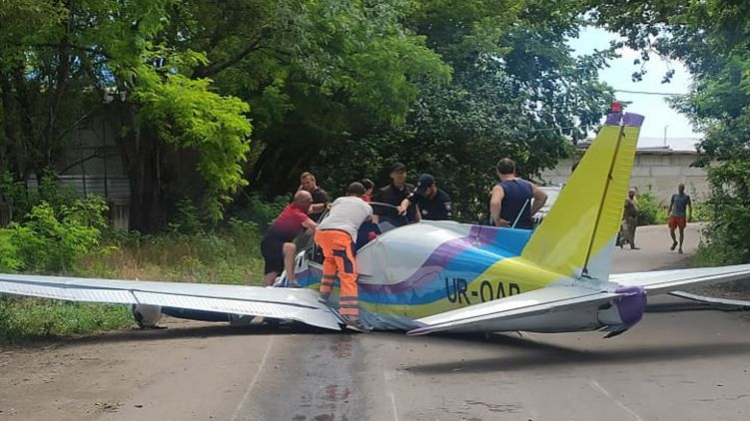 В Одессе один человек погиб при падении самолета на гипермаркет - ФОТО