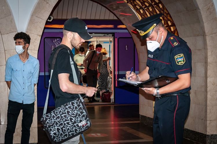 Полиция оштрафовала лиц, вошедших в бакинское метро без медицинской маски - ФОТО