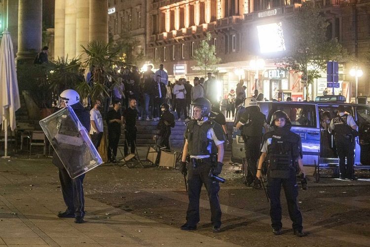 В Штутгарде 19 полицейских пострадали при беспорядках