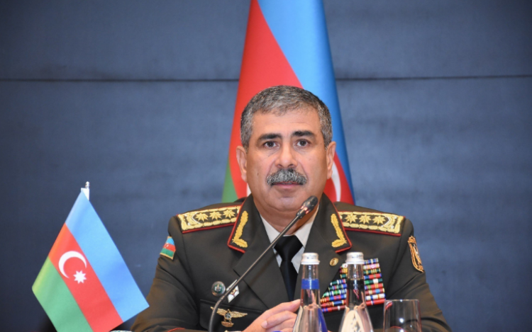 Министр обороны Азербайджана приглашен на военный парад в Москве
