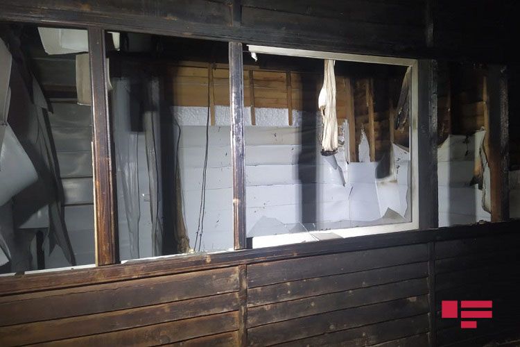  В Шамкире при пожаре на рынке сгорело до 10 ларьков - ФОТО