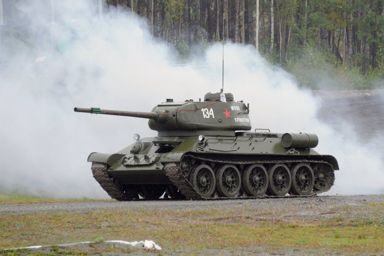 Москвич продает танк Т-34
