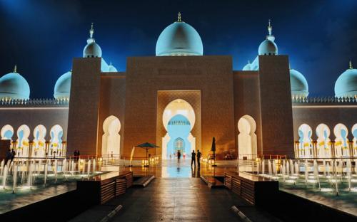 В ОАЭ возобновляют работу мечети и храмы
