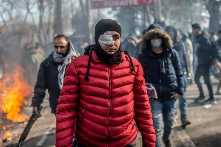 Греческие военные открыли огонь по мигрантам, есть погибшие
