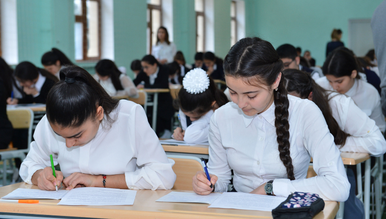 7 азербайджанских школьников примут участие в итоговом конкурсе «Знатоки литературы»