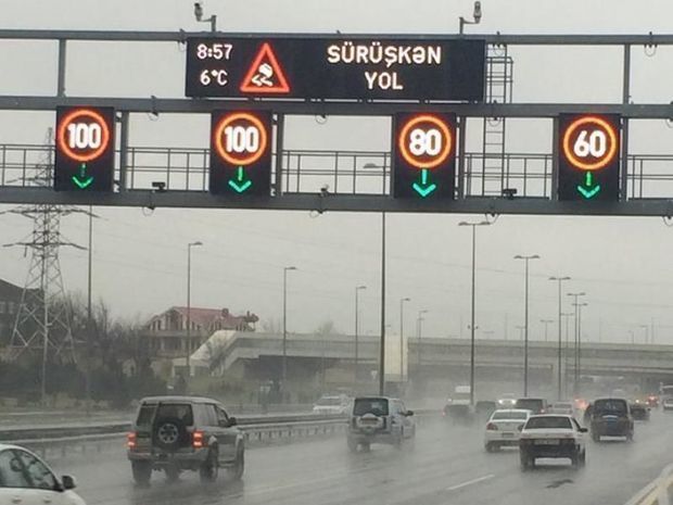 На основных автомагистралях Баку снижен предел скорости
