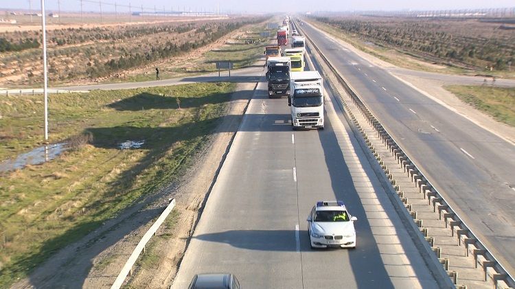 Следующие из Ирана в Азербайджан грузовики сопровождает полиция
