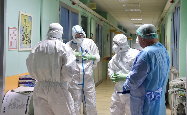 Зараженный коронавирусом японец специально заражал людей в барах