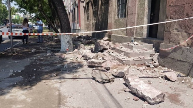 Обрушение в Ереване: два человека погибли под завалом