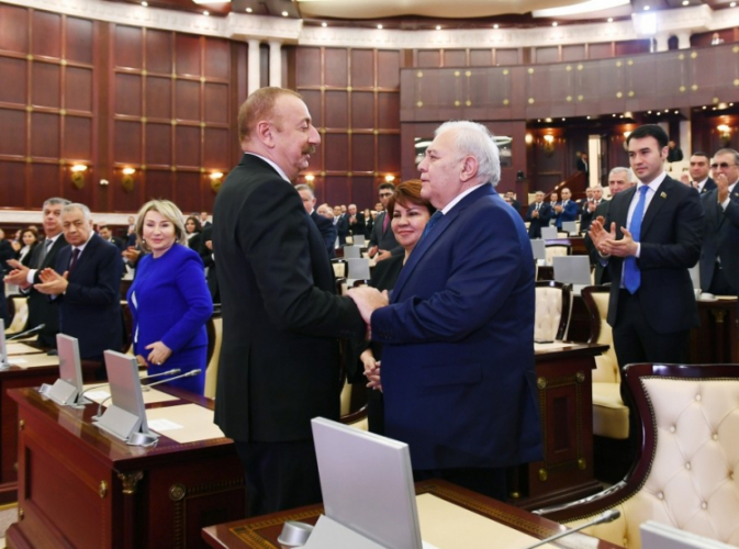 Ильхам Алиев пожал руки экс-спикеру парламента и его заместителю - ФОТО