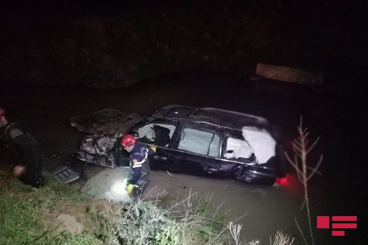 В Астаре Lexus упал с моста, погиб водитель - ФОТО