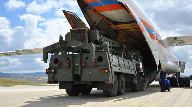 США пообещали Турции санкции за С-400
