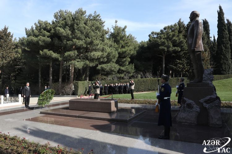 Президент Туркменистана посетил могилу Гейдара Алиева и Аллею шехидов
