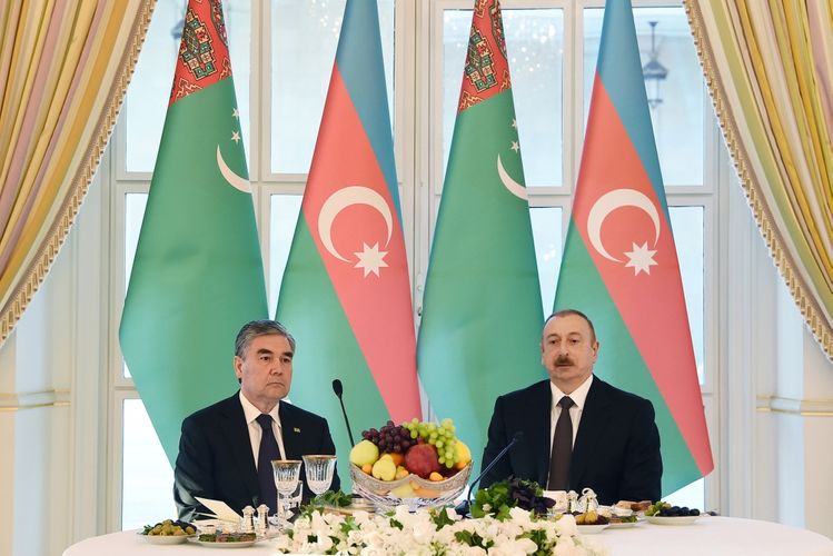 В Баку устроен официальный прием в честь президента Туркменистана 