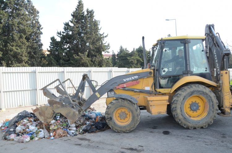 Британцы в шоке: в Баку воруют мусор – ИНТЕРЕСНЫЙ ПРОЕКТ ИВ – ФОТО
