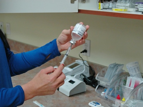 В Китае начали испытания вакцины от коронавируса - СМИ