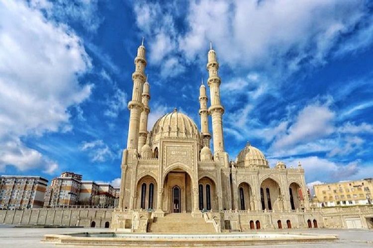 В Азербайджане временно отменили молитвы в мечетях