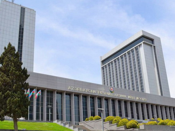 В парламенте Азербайджана состоялось первое онлайн заседание комитета
