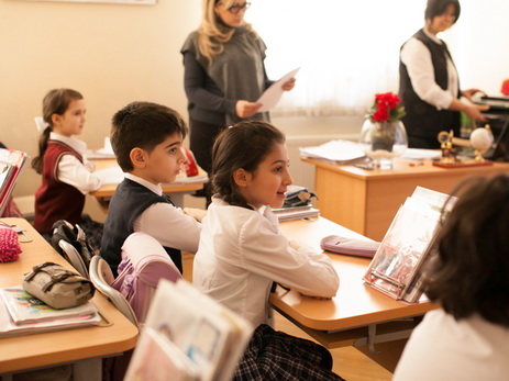 В Азербайджане приостановлена электронная регистрация в первый класс