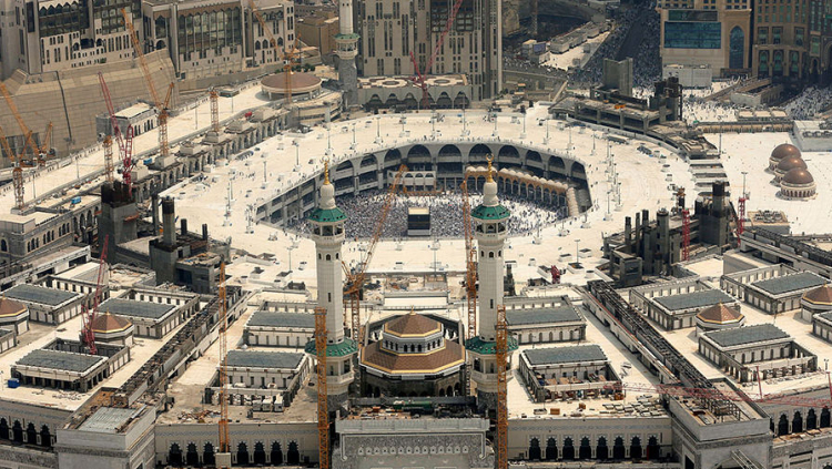 Из-за коронавируса впервые в истории закрылись главные святыни ислама в Мекке и Медине