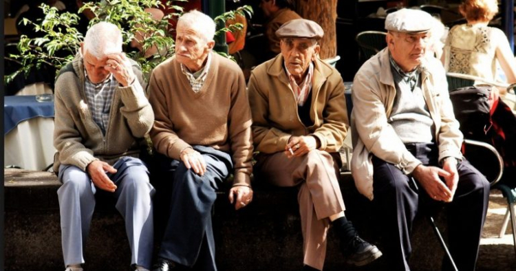 В Азербайджане одиноким лицам старше 65 лет будут оказаны услуги - министерство