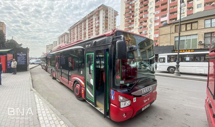 В Баку между станциями метро начали курсировать экспресс-автобусы
