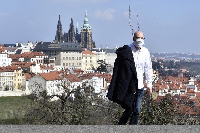 В Чехии запретили собираться в общественных местах группам более двух человек