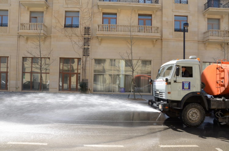 В Баку продолжаются дезинфекционные мероприятия - ФОТО