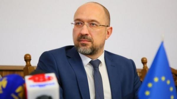 Премьер Украины предложил временно урезать зарплаты топ-чиновников
