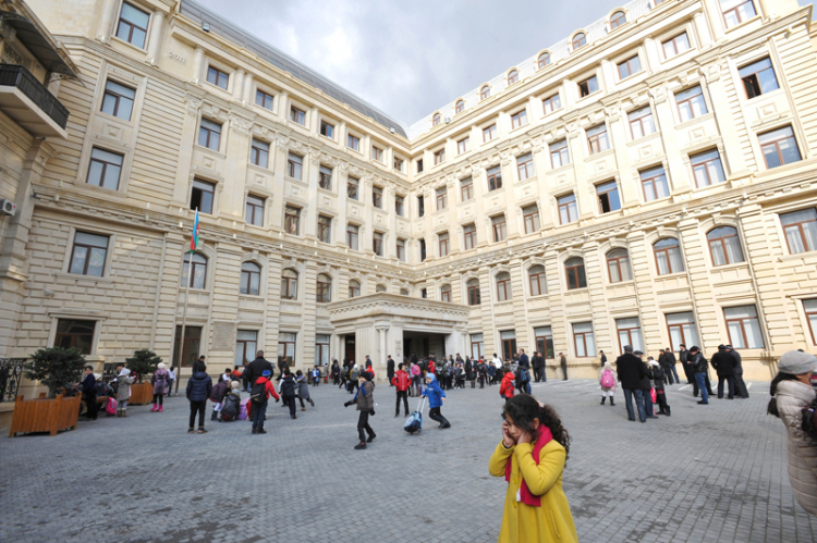 Ожидается ли в Азербайджане отмена летних каникулов для школьников? 