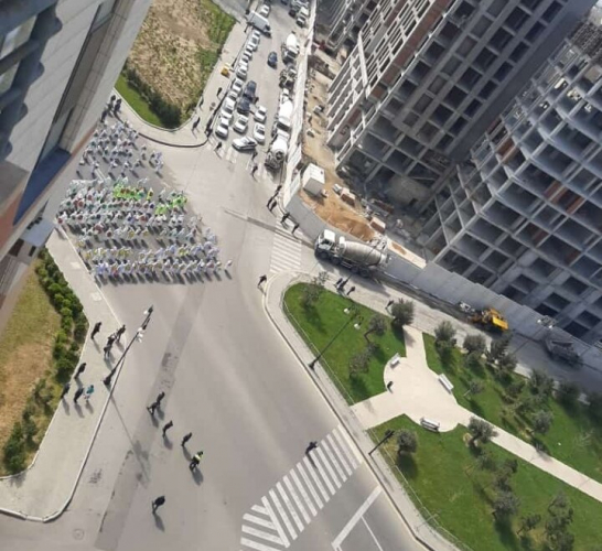 Люди в спецодежде дезинфицируют улицы Баку -  ИНТЕРЕСНЫЙ ВИДЕОРОЛИК
